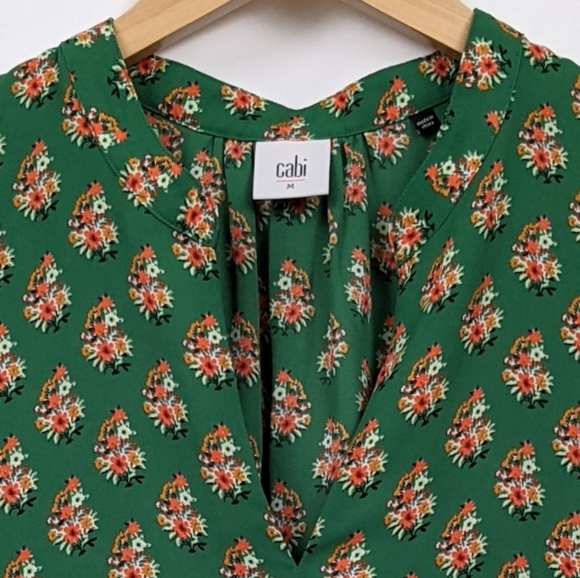 CAbi Stevie Floral Blouse #3252 Short Sleeve V-Neck High-Low Hem Green size M - Picture 4 of 13
